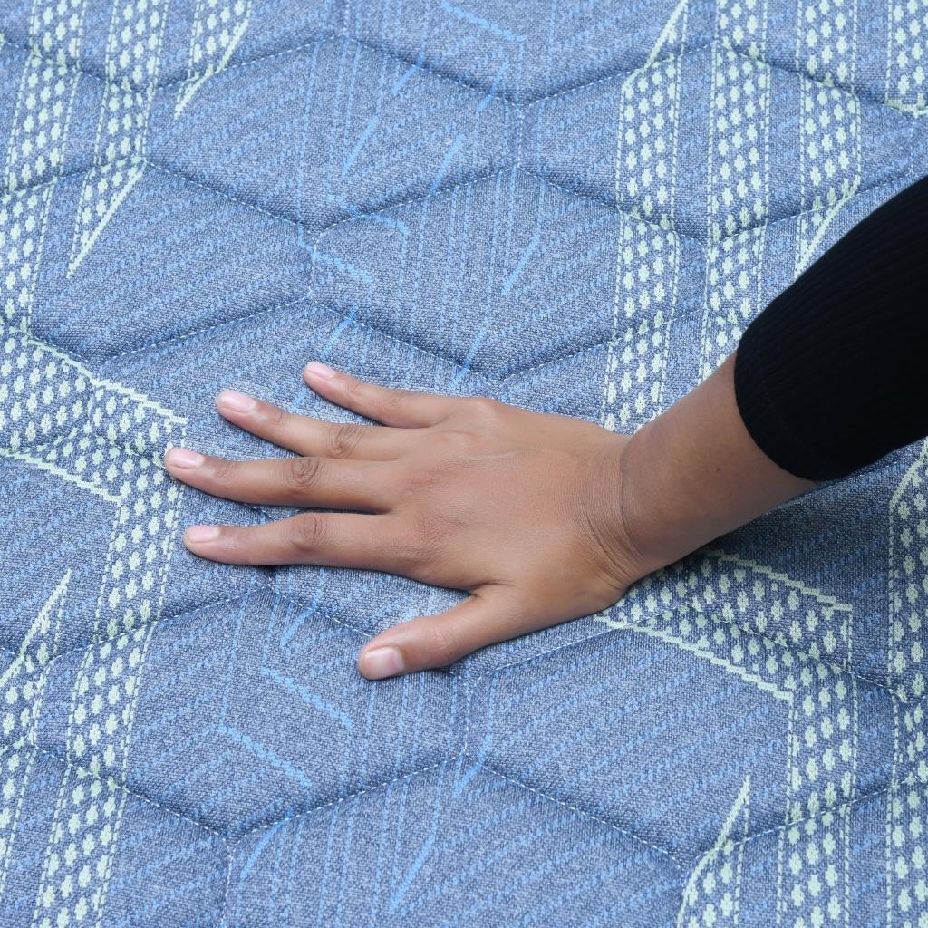 Quilted EuroTop knitted fabric – soft and breathable surface of sleep with Durest SpineGuard mattress